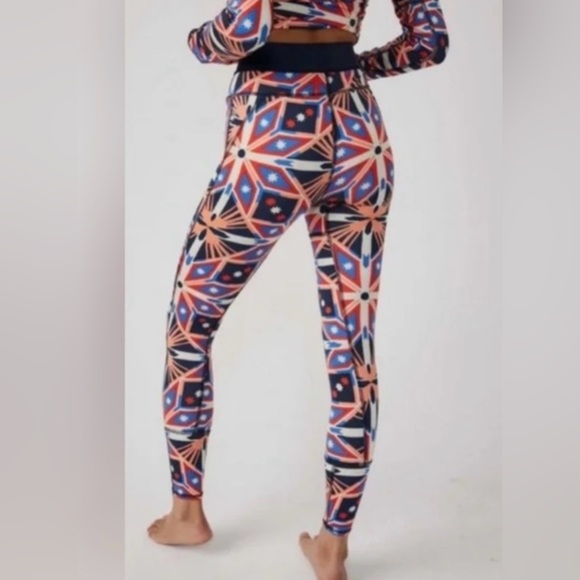 NWOT - FP Movement - Fireside Printed Base Layer Leggings Pants β€οΈπ€π - Picture 4 of 14